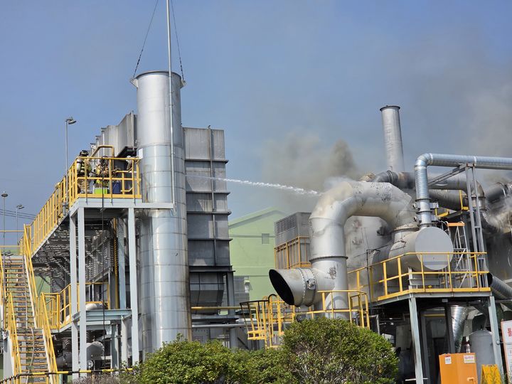 [부산=뉴시스] 18일 오후 부산 금정구의 한 고무벨트 제조 공장에서 불이 났다. (사진=부산소방재난본부 제공) 2025.06.18. photo@newsis.com *재판매 및 DB 금지