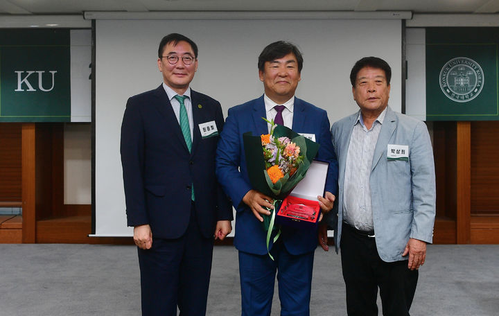 원종필 건국대 총장(왼쪽 첫 번째)과 박진현 KBS부산방송총국장(왼쪽 두 번째), 박상희 건국대 총동문회장이 기념사진을 촬영하고 있다. (사진=건국대 제공)&nbsp; *재판매 및 DB 금지