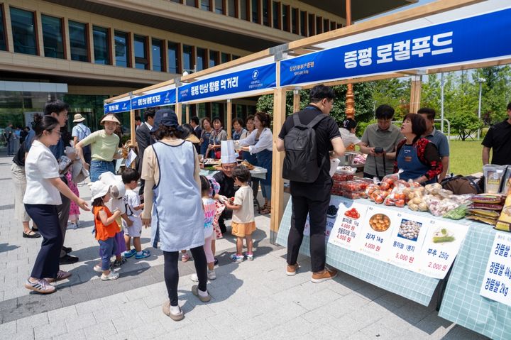[증평=뉴시스] 18일 서울 국회 소통관 앞 광장에서 열린 '삼삼(蔘蔘)한 증평, 빛이 나는 오늘' 국회 농특산물 홍보·판매전에서 시민들이 홍보부스를 이용하고 있다. (사진= 증평군 제공) 2025.06.18. photo@newsis.com *재판매 및 DB 금지