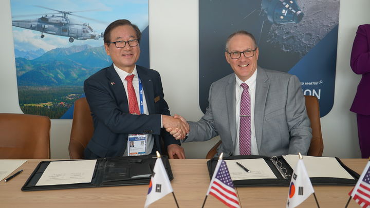 [서울=뉴시스] 한국항공우주산업(KAI)과 록히드마틴이 전략적 협력분야 확장을 위한 MOU를 체결했다. 강구영 KAI 사장(왼쪽)과 프랭크 세인트 존 록히드마틴 최고운영책임자과 MOU 체결 후 기념촬영을 하고 있다. (사진제공=KAI). 2025.06.18. photo@newsis.com *재판매 및 DB 금지