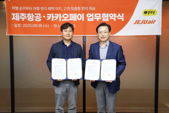[서울=뉴시스] 18일 서울 강서구 제주항공 서울지사에서 열린 업무협약식에서 카카오페이 신원근 대표(왼쪽)과 제주항공 김이배 대표(오른쪽)가 기념사진을 촬영하고 있다. (사진=카카오페이 제공) 2025.06.18. photo@newsis.com&nbsp; *재판매 및 DB 금지