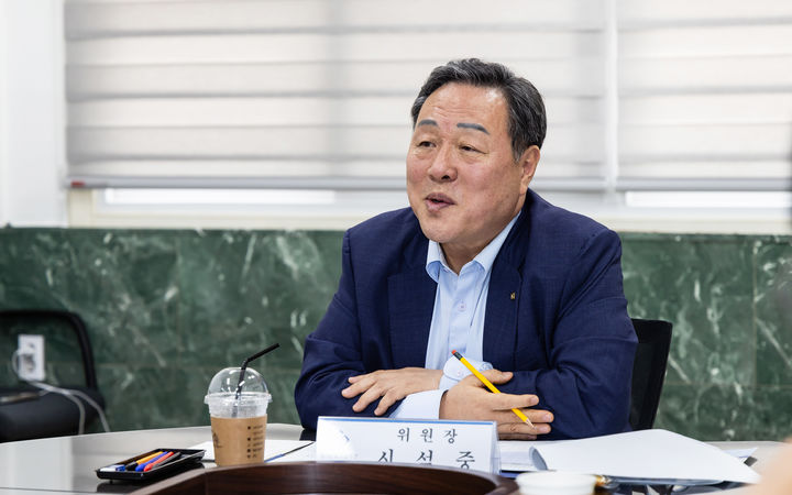 [수원=뉴시스] 18일 안성시에 위치한 은성화학에서 열린 '2025년 제2회 고객자문위원회'에서 시석중 이사장이 인사말을 하고 있다. (사진=경기신보 제공) 2025.06.18. photo@newsis.com *재판매 및 DB 금지