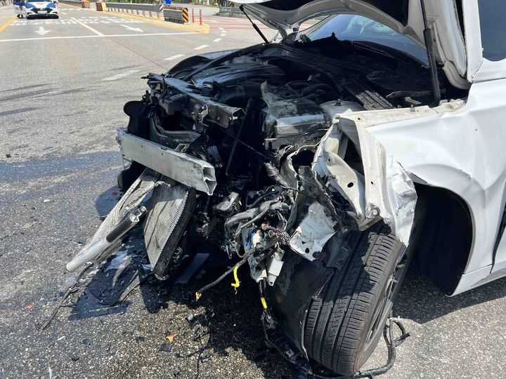 [양양=뉴시스] 양양군 현남면 국도7호선 원포삼거리에서 승용차와 오토바이 두대가 잇따라 충돌한 사고 현장.(사진=강원도소방본부 제공)photo@newsis.com *재판매 및 DB 금지