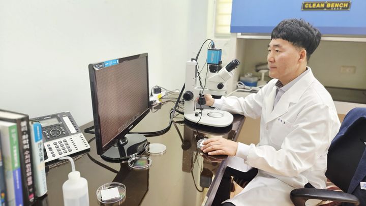 [창원=뉴시스] 강경국 기자 = 경남 창원시 수질연구센터 황성오 환경연구사. 2025.06.18. kgkang@newsis.com *재판매 및 DB 금지