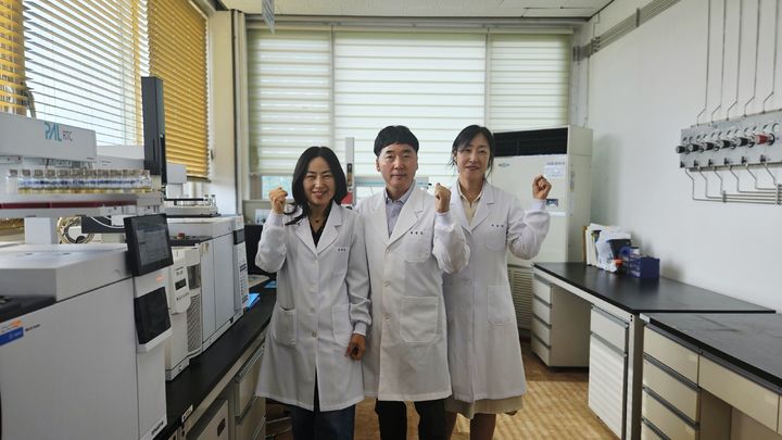 [창원=뉴시스] 강경국 기자 = (왼쪽부터) 경남 창원시 수질연구센터 김혜영 보건연구사와 황성오 환경연구사, 이정아 환경연구사. 2025.06.18. kgkang@newsis.com *재판매 및 DB 금지