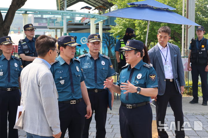 [의정부=뉴시스] 김호승 경기북부경찰청장이 18일 파주시 문산읍 임진각을 찾아 대북전단 살포 예방을 위한 대응 태세를 점검하고 있다. (사진=경기북부경찰청 제공) 2025.06.18 photo@newsis.com