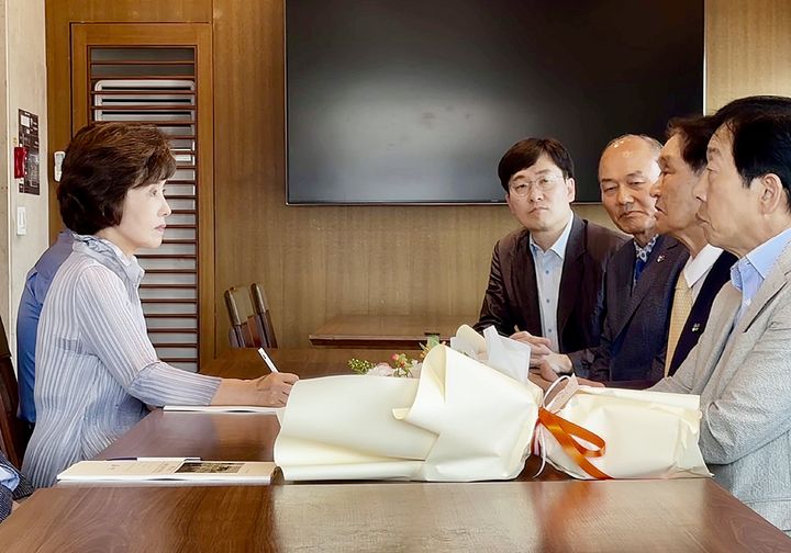 [서울=뉴시스]박선영(왼쪽) 진실·화해를위한과거사정리위원회(진실화해위) 위원장이 18일 오후 서울 중구 한국프레스센터에서 재일학도의용군동지회를 만나 진실규명 기여자 보상금 지급 결정서를 전달한 뒤 간담회를 진행하고 있다. (사진=진실화해위 제공) 2025.06.18. photo@newsis.com *재판매 및 DB 금지