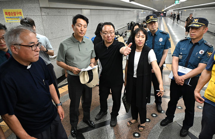 [서울=뉴시스] 오세훈 서울시장이 18일 오후 서울역광장을 방문해 일대 안전 취약지대를 확인하고 범죄예방 활동과 CCTV 설치·관리현황 등을 점검하고 있다. 2025.06.18 (사진 제공=서울시) photo@newsis.com *재판매 및 DB 금지
