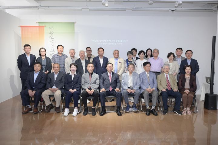 [세종=뉴시스] 장욱진 생가기념관 착공식 후 기념 사진을 찍고 있다.(사진=세종시) 2025.06.18.photo@newsis.com. *재판매 및 DB 금지