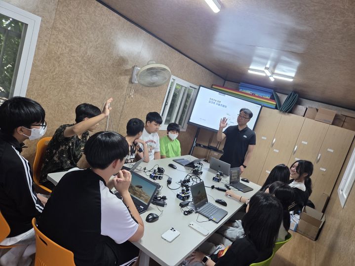[해남=뉴시스]지역아동센터 AI교육. (사진=해남군 제공) 2025.06.18. photo@newsis.com *재판매 및 DB 금지