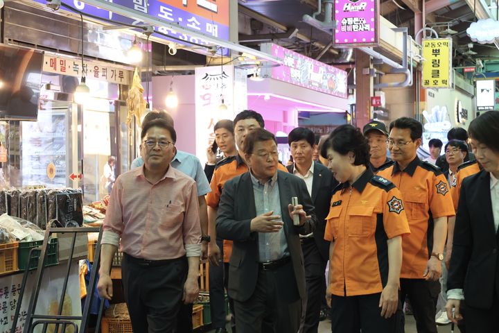 [서울=뉴시스] 소상공인시장진흥공단이 18일 개최한 '안전한 전통시장 만들기 시범 사업 완료 보고회' (사진=소상공인시장진흥공단 제공) 2025.06.18. photo@newsis.com *재판매 및 DB 금지