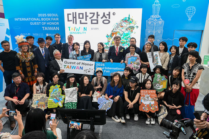[서울=뉴시스] 18일 서울 강남구 코엑스에서 올해 서울국제도서전 주빈인 대만이 타이완주빈관에서 개막식을 개최했다. (사진=대만크리에이티브콘텐츠진흥원 제공) 2025.06.18. photo@newsis.com *재판매 및 DB 금지
