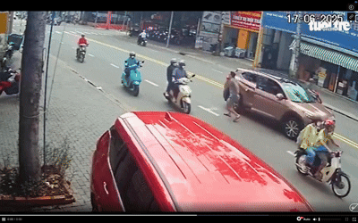 [뉴시스] 베트남 빈즈엉성의 한 도로에서 여성 운전자와 남성 운전자가 말다툼 끝에 몸싸움까지 벌였다. (사진=tuoitre) *재판매 및 DB 금지 *재판매 및 DB 금지