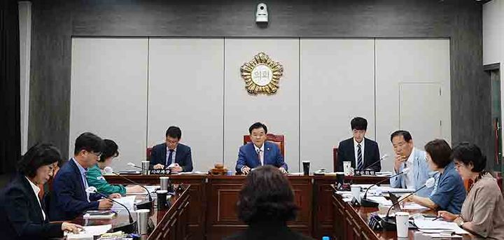 태백시의회는 18일 문화관광과, 탄소중립과 등을 대상으로 매봉산 바람의 언덕 출입통제와 관련한 현안을 집중 질의하고 있다.(사진=태백시의회 제공) *재판매 및 DB 금지