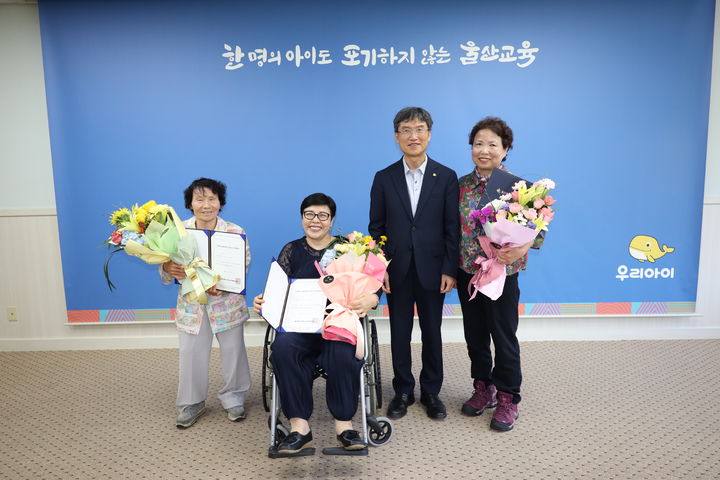 [울산=뉴시스] 구미현 기자 = 울산시교육청은 18일 접견실에서 ‘2025년도 제1회 초중고등학교 검정고시’에 합격한 최고령자와 장애인 3명을 초청해 간담회를 열었다. photo@newsis.com *재판매 및 DB 금지