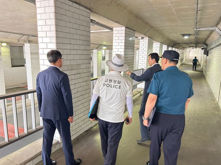 [광주=뉴시스] 광주 광산경찰서는 18일 여름철 집중호우를 대비해 지역 내 침수우려지역에 대한 현장 점검을 진행했다. (사진 = 광주 광산경찰서 제공) 2025.06.18. photo@newsis.com *재판매 및 DB 금지