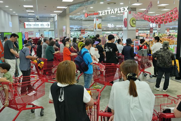 [서울=뉴시스]서울시 중구에 위치한 롯데마트 제타플렉스 서울역점 입구에서 매장 오픈을 대기하는 고객 모습이다.(사진=롯데마트 제공) *재판매 및 DB 금지