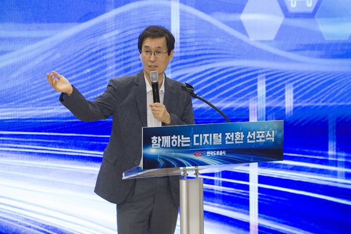 [서울=뉴시스] 함진규 한국도로공사 사장이 18일 도로공사 본사에서 열린 '함께하는 디지털 전환 선포식'에서 기념사를 하고 있다. 2025.06.18. (사진=도로공사 제공) photo@newsis.com *재판매 및 DB 금지
