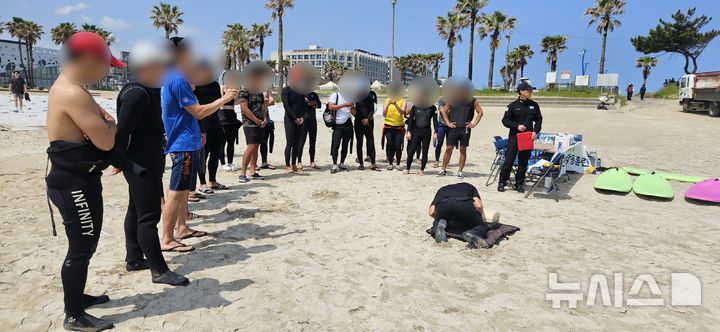 [제주=뉴시스] 지난달 22일 제주 함덕해수욕장에서 제주해양경찰서와 수상레저업체가 합동 인명구조 훈련을 하고 있다. (사진=제주해양경찰서 제공) 2025.06.18. photo@newsis.com