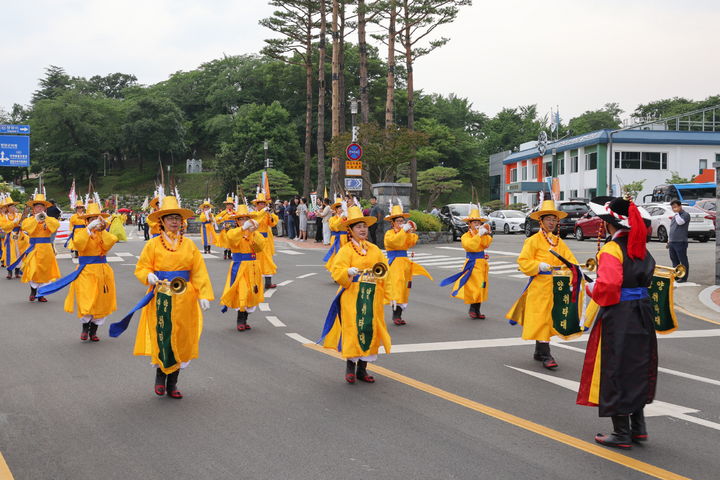 [양양=뉴시스] 지난해 양양문화제에서 고유의 전통 악대인 취타대가 시가행진을 하고 있다.(사진=양양군 제공)photo@newsis.com *재판매 및 DB 금지