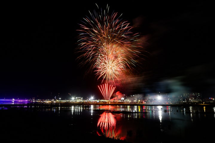 [양양=뉴시스] 지난해 양양문화제 개막식 불꽃놀이가 진행되고 있다.(사진=양양군 제공)photo@newsis.com *재판매 및 DB 금지