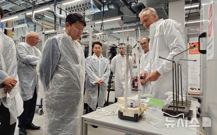 [창원=뉴시스]국립창원대학교 박민원 총장이 지난 17일(현지시각) 유럽 공과대학교 평가기관인 'EngiRank'의 평가에서 1위를 차지한 덴마크공과대학교(DTU) 에너지연구소를 방문해 국제교류협력 방안을 논의한 후 대학 관계자의 설명을 듣고 있다.(사진=국립창원대 제공) 2025.006.18. photo@newsis.com