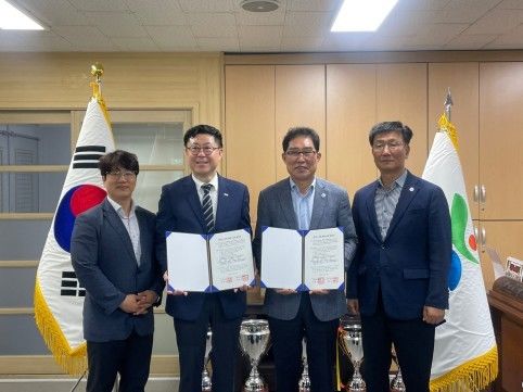 [대전=뉴시스] 우송정보대·청주시체육회 관계자들 기념촬영. (사진=우송정보대 제공) *재판매 및 DB 금지