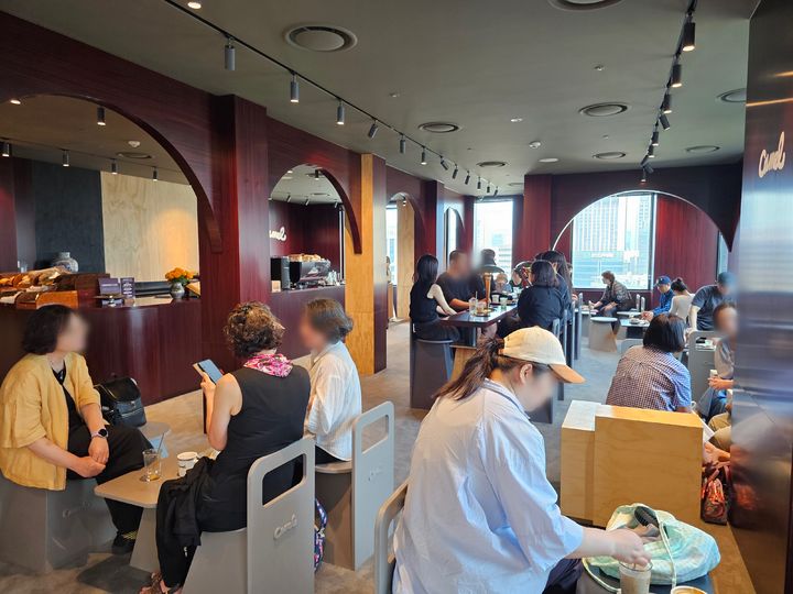 [서울=뉴시스]신세계백화점은 본점 식당가를 층별 콘셉트로 나눈 리뉴얼 효과로 식당가 매출이 전년 같은 기간 대비 25% 늘었다고 19일 밝혔다.(사진=신세계백화점 제공) *재판매 및 DB 금지