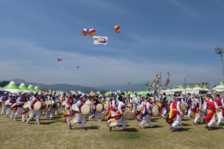 [양양=뉴시스] 지난해 양양문화제에서 농악 시연이 펼쳐지고 있다.(사진=양양군 제공)photo@newsis.com *재판매 및 DB 금지