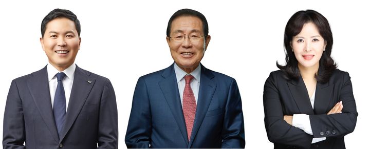 왼쪽부터 윤상현 콜마홀딩스 대표이사 부회장, 윤동한 콜마그룹 회장, 윤여원 콜마비앤에이치 대표이사 사장. *재판매 및 DB 금지