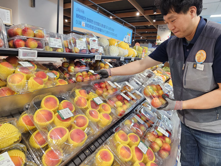 [서울=뉴시스]이마트는 일주일 간 신선 먹거리부터 와인·생필품까지 다양한 품목을 대상으로 할인하는 물가안정 행사를 진행한다고 19일 밝혔다.(사진=이마트 제공) *재판매 및 DB 금지