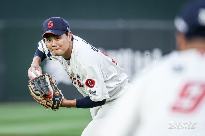[서울=뉴시스] 프로야구 롯데 자이언츠 손호영이 17일 사직구장에서 열린 2025 신한 쏠뱅크 한화 이글스와의 경기에 6번타자 2루수로 선발 출전해 수비하고 있다. (사진=롯데 자이언츠 제공) 2025.06.17. photo@newsis.com *재판매 및 DB 금지