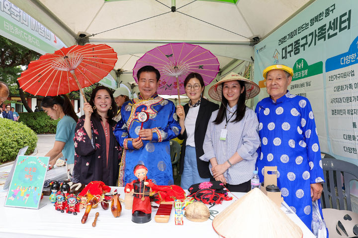 [대구=뉴시스] 대구시 중구는 경상감영공원에서 지역 어르신 2000여명이 참여한 가운데 '2025년 중구 어르신한마당'을 성황리에 개최했다. (사진=대구시 중구 제공) 2025.06.18. photo@newsis.com *재판매 및 DB 금지