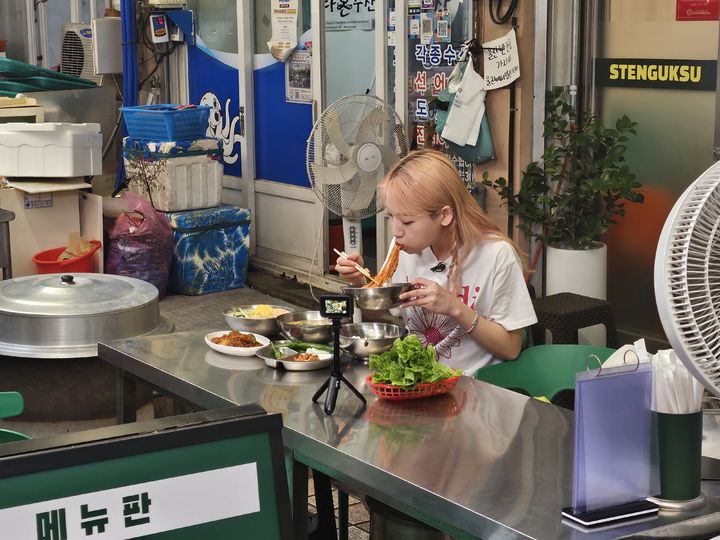 [대전=뉴시스] 먹방 유명 유튜버 히밥이 17일 수자원공사와 함께 지역경제와 재래시장 활성화를 위해 안동전통시장을 찾아 먹방 여행 콘텐츠를 촬영하고 있다.(사진=수자원공사 제공) *재판매 및 DB 금지