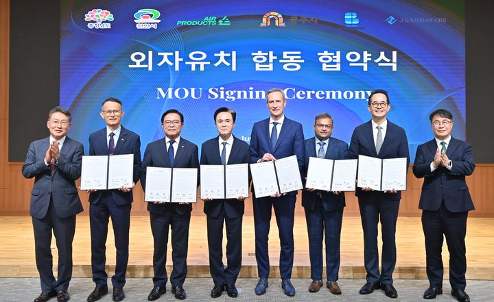 [홍성=뉴시스] 김태흠(왼쪽 4번째) 충남도지사 등이 15일 충남도청 대회의실에서 미국·인도 반도체 소재 기업으로부터 1700여억원 규모 투자 유치 협약을 맺은 후 해당 기업 관계자와 기념 사진을 찍고 있다. (사진=충남도청 제공) 2025.06.18. photo@newsis.com&nbsp; *재판매 및 DB 금지