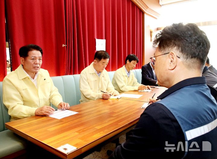 [안양=뉴시스] 최대호 시장이 신안산선 붕괴 사고 현장 관계자들에게 주민 피해 대책 마련을 촉구하고 있다. (사진=안양시 제공).2025.06.18.photo@newsis.com