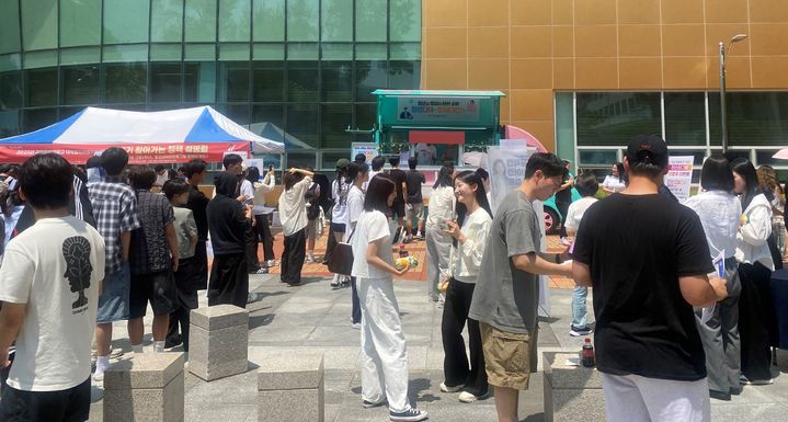 고뇽노동부 창원고용노동지청, 18일 청사에서 국립창원대와 '청년대국' 정책홍보 진행.(사진=창원고용노동지청 제공) 2025.06.18. *재판매 및 DB 금지