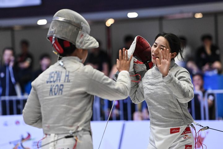 [서울=뉴시스] 펜싱 국가대표 김정미(오른쪽)가 18일 인도네시아 발리에서 열린 2025 아시아펜싱선수권 사브르 종목 여자 개인전 8강에서 대표팀 동료인 전하영과 경기를 치르고 있다. (사진=대한펜싱협회 제공) 2025.06.18. *재판매 및 DB 금지