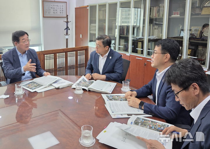 [서울=뉴시스]경남도 박명균(왼쪽서 두 번째) 행정부지사가 18일 오전 국회에서 더불어민주당 민홍철(맨 왼쪽) 의원과 만나 경남 현안들 국정과제 채택 건의서를 전달한 후 국회 차원의 적극적인 지원을 요청했다.(사진=경남도 제공) 2025.06.18. photo@newsis.com