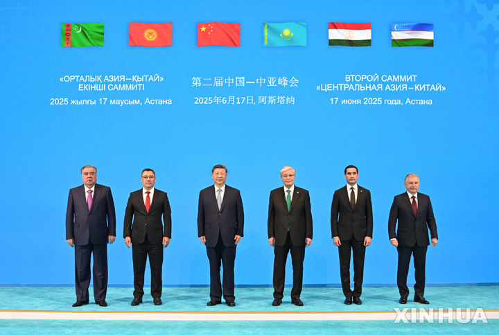 [아스타나=신화/뉴시스] 17일(현지 시간) 카자흐스탄 아스타나에서 열린 제2차 중국-중앙아시아 정상회의에 참석한 각국 정상이 단체 사진을 찍고 있다. 왼쪽부터 세르다르 베르디무함메도프 투르크메니스탄 대통령, 사디르 자파로프 키르기스스탄 대통령, 시진핑 중국 국가주석, 카심 조마르트 토카예프 카자흐스탄 대통령, 에모말리 라흐몬 타지키스탄 대통령, 샤브카트 미르지요예프 우즈베키스탄 대통령. 2025.06.20.
