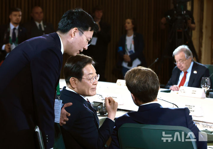 [카나나스키스(캐나다)=뉴시스] 최진석 기자 = 이재명 대통령이 지난 6월17일(현지 시간) 캐나다 앨버타주 카나나스키스 주요 7개국(G7) 정상회의장에서 업무오찬 및 G7 정상회의 확대세션에 참석해 에마뉘엘 마크롱 프랑스 대통령과 대화하고 있다. 2025.06.18. myjs@newsis.com