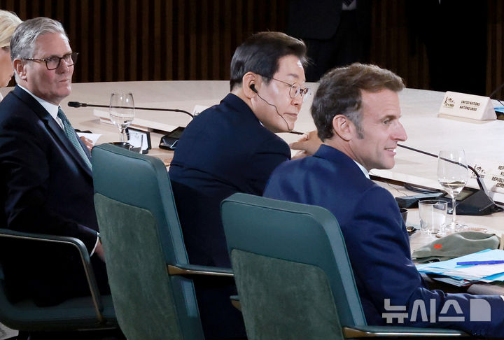 [카나나스키스(캐나다)=뉴시스] 최진석 기자 = 이재명 대통령이 17일(현지 시간) 캐나다 앨버타주 카나나스키스 주요 7개국(G7) 정상회의장에서 업무오찬 및 G7 정상회의 확대세션에 참석해 자리하고 있다. 왼쪽부터 키어 스타머 영국 총리, 이 대통령, 에마뉘엘 마크롱 프랑스 대통령. 2025.06.18. myjs@newsis.com