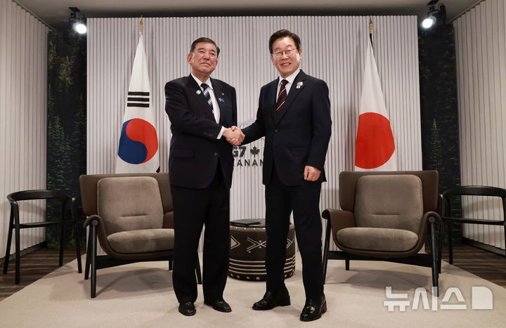 [카나나스키스(캐나다)=뉴시스] 최진석 기자 = 이재명 대통령이 17일(현지 시간) 캐나다 앨버타주 캐내내스키스 주요 7개국(G7) 정상회의장에서 열린 한일 정상회담에서 이시바 시게루 일본 총리와 악수하며 기념촬영을 하고 있다. 2025.06.18. myjs@newsis.com