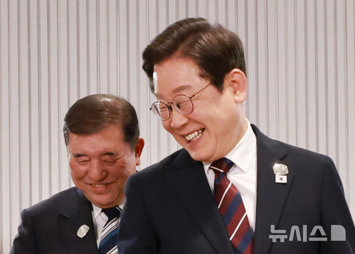 [카나나스키스(캐나다)=뉴시스] 최진석 기자 = 이재명 대통령이 17일(현지 시간) 캐나다 앨버타주 캐내내스키스 주요 7개국(G7) 정상회의장에서 열린 한일 정상회담에서 이시바 시게루 일본 총리와 자리를 바꾸며 밝게 웃고 있다. 2025.06.18. myjs@newsis.com