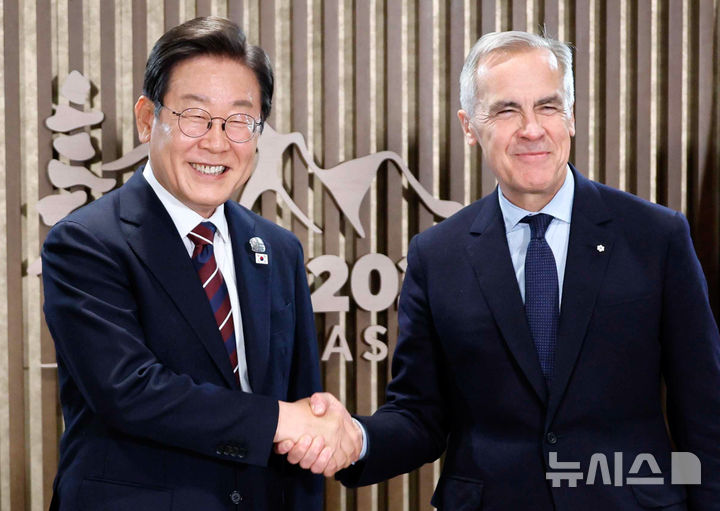 [카나나스키스(캐나다)=뉴시스] 최진석 기자 = 이재명 대통령이 17일(현지시간) 캐나다 앨버타주 카나나스키스 주요 7개국(G7) 정상회의장에서 열린 한-캐나다 정상회담에서 마크 카니 캐나다 총리와 악수하며 기념촬영을 하고 있다. 2025.06.18. myjs@newsis.com