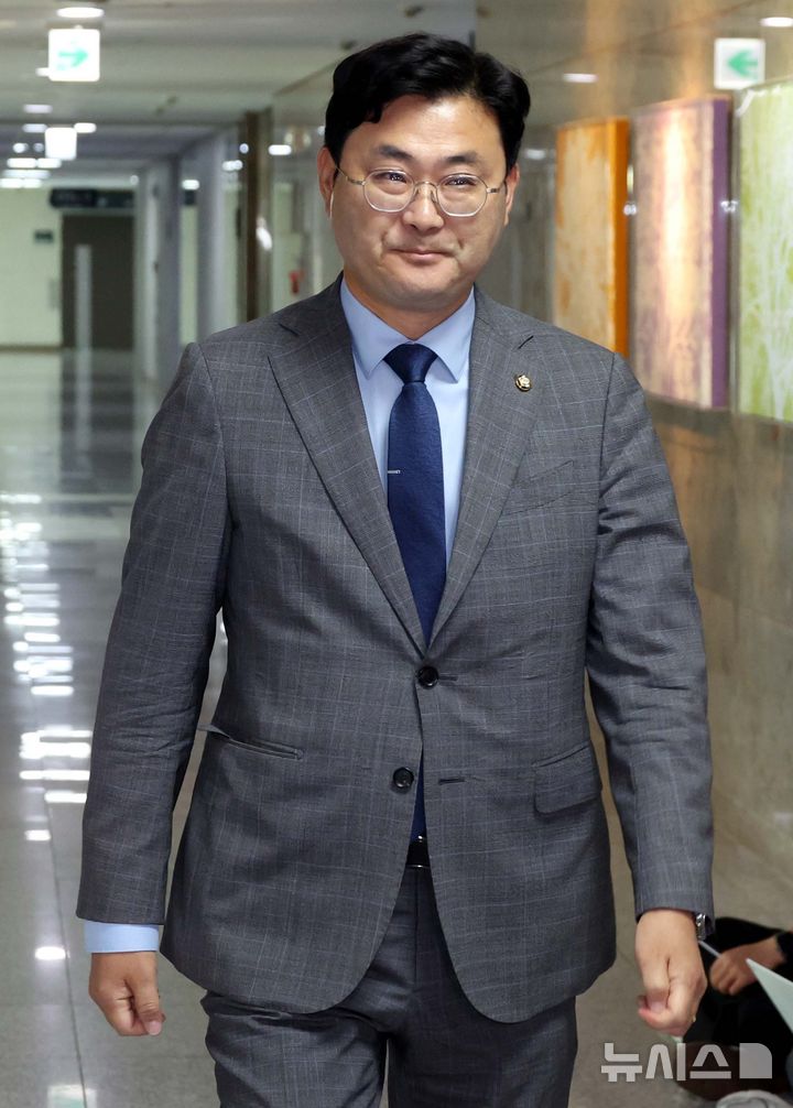 [서울=뉴시스] 조성봉 기자 = 이정문 더불어민주당 정책위 수석부의장이 18일 오전 서울 여의도 국회 의원회관에서 열린 추경안 관련 비공개 실무 당정협의회에 참석하고 있다. 2025.06.18. suncho21@newsis.com