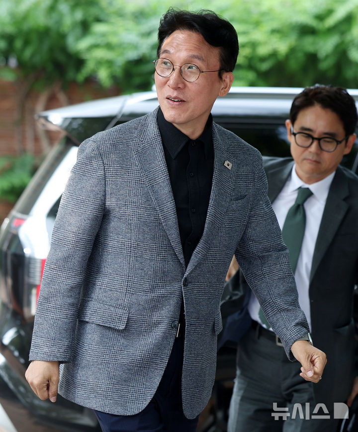 [서울=뉴시스] 추상철 기자 = 김민석 국무총리 후보자가 18일 오전 서울 종로구 금융감독원 연수원에 마련된 인사청문회 준비단 사무실로 출근하고 있다. 2025.06.18. scchoo@newsis.com