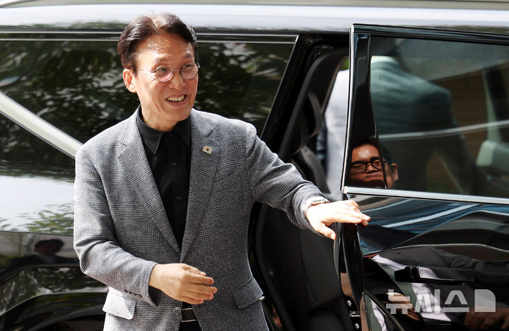 [서울=뉴시스] 추상철 기자 = 김민석 국무총리 후보자가 18일 오전 서울 종로구 금융감독원 연수원에 마련된 인사청문회 준비단 사무실로 출근하고 있다. 2025.06.18. scchoo@newsis.com
