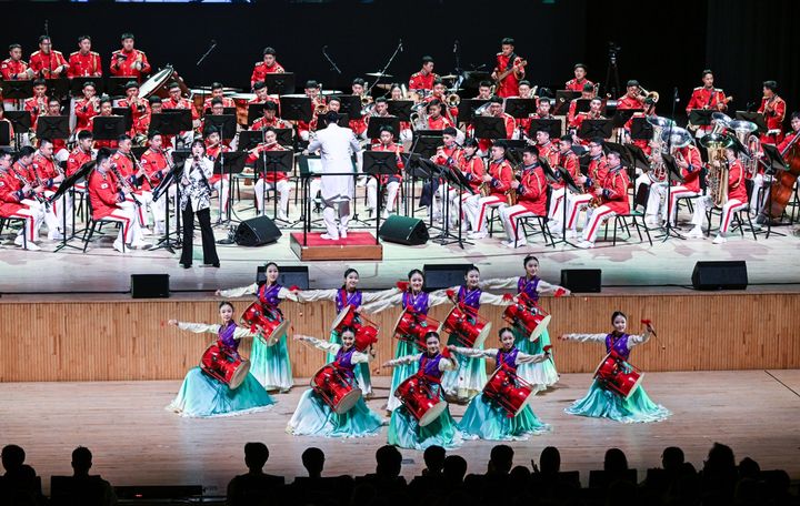 [서울=뉴시스] 육군 군악의장대대와 출연진들이 17일 서울 여의도 KBS홀에서 열린 '2025 대한민국 육군 호국음악회'에서 공연을 하고 있다. (사진=육군 제공) 2025.06.18. photo@newsis.com *재판매 및 DB 금지