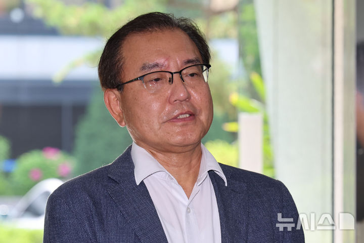[서울=뉴시스] 권창회 기자 = 채상병 순직사건 외압 의혹을 수사하는 이명현 특별검사가 18일 서울 서초동 사무실로 출근하며 취재진 질의에 답하고 있다.2025.06.18. kch0523@newsis.com